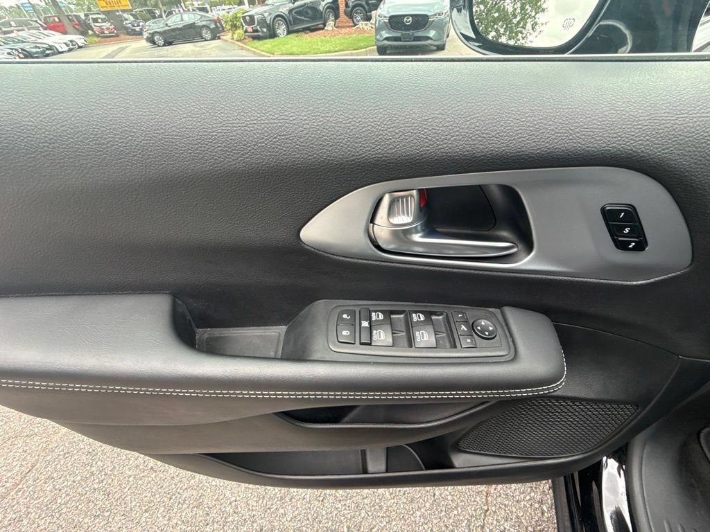 Used 2026 Chrysler Pacifica Limited FWD image 16