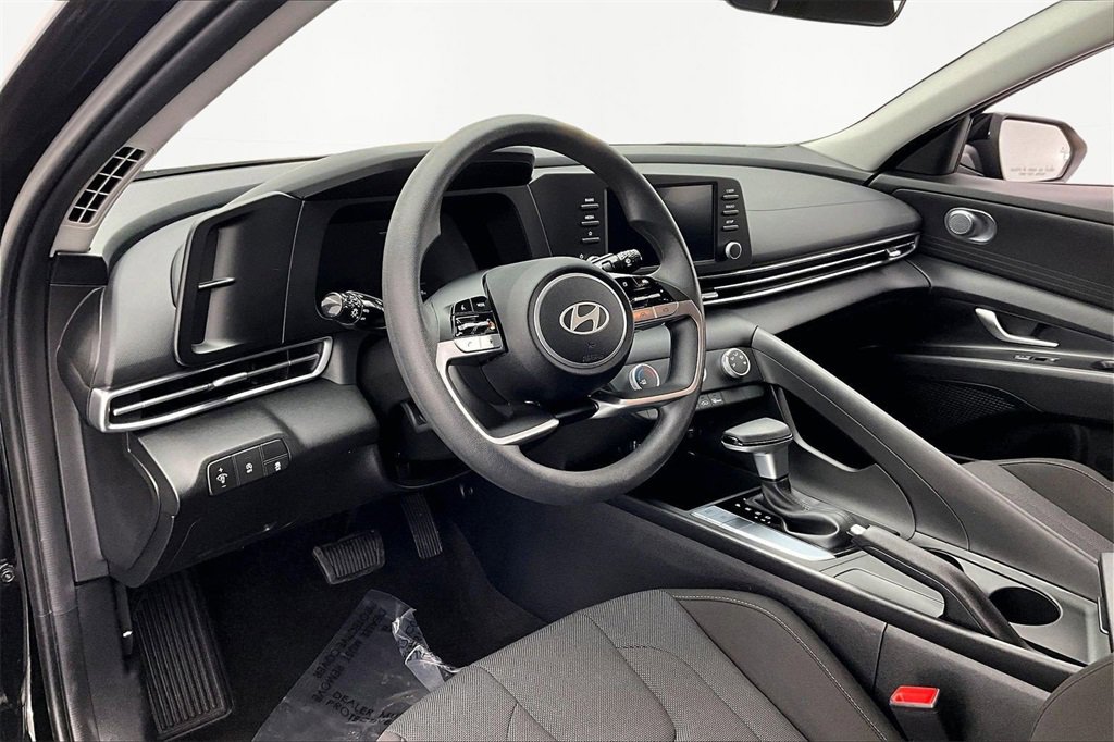 Used 2025 Hyundai Elantra SE image 14