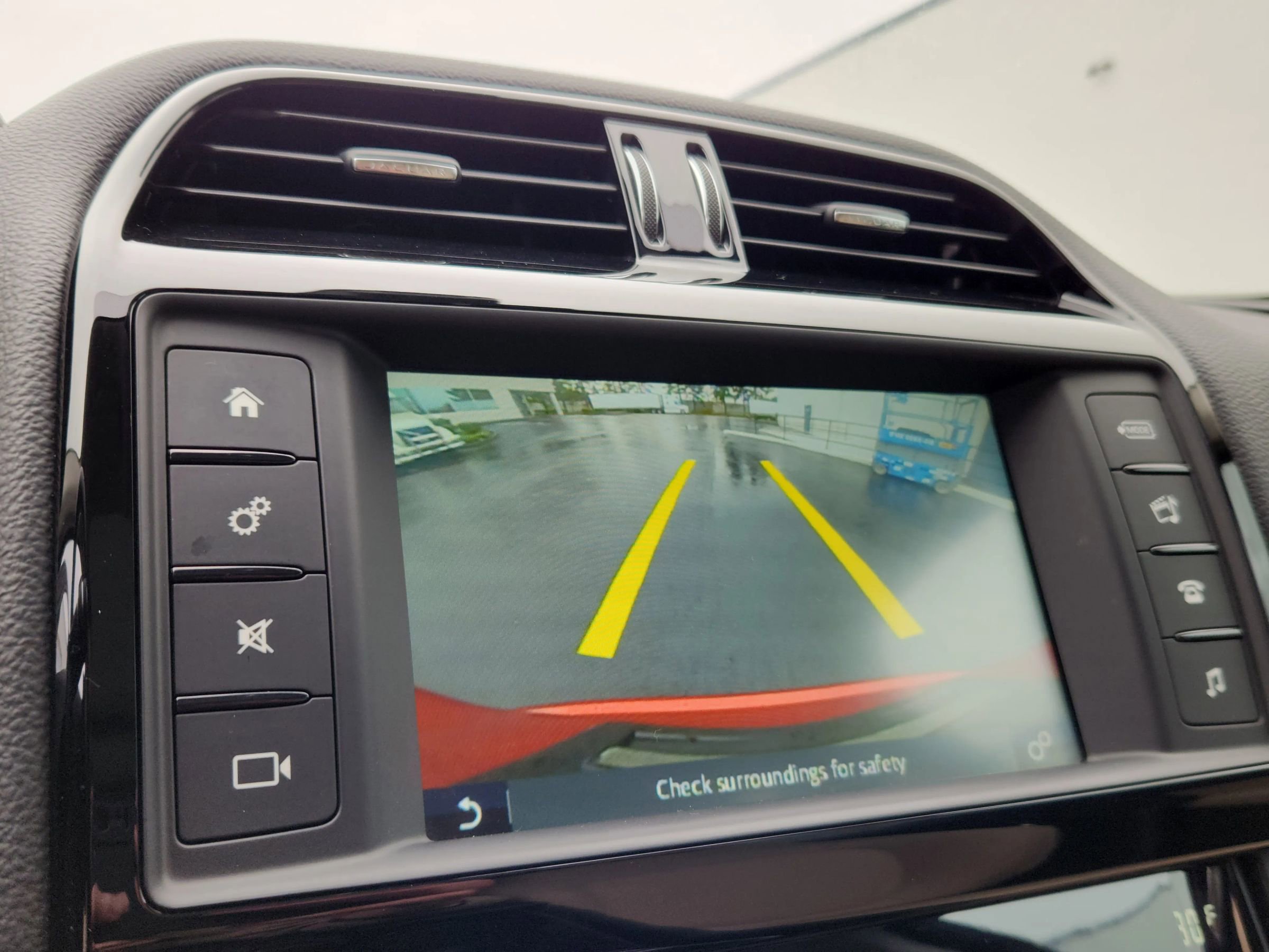 Used 2017 Jaguar F-PACE Premium image 13