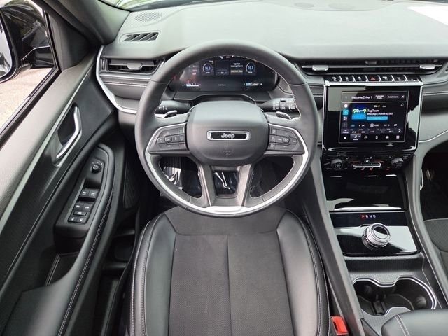 Used 2024 Jeep Grand Cherokee Altitude AWD/4WD image 4