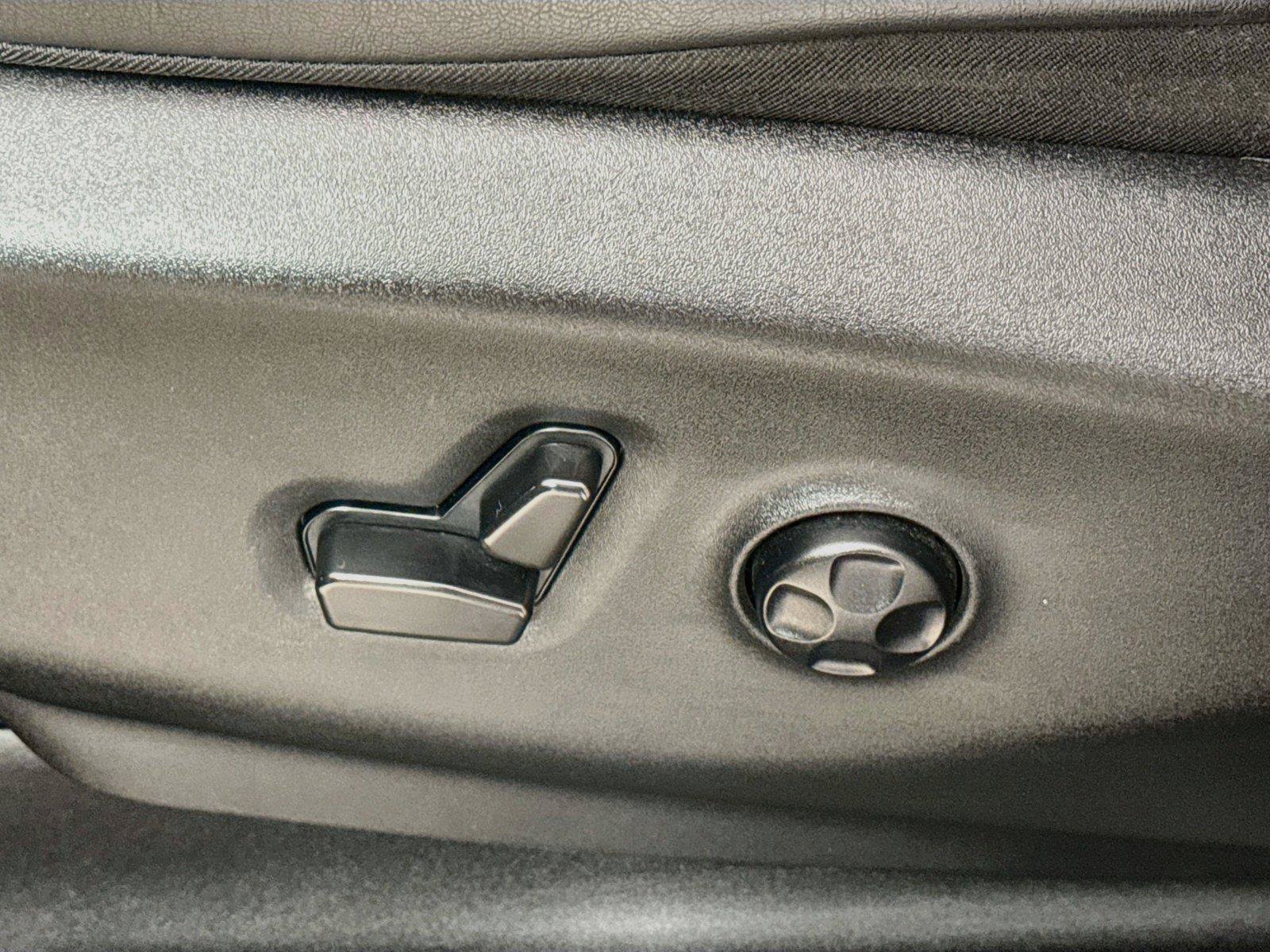 Used 2025 Chrysler Pacifica Limited FWD image 23