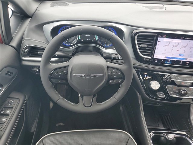 New 2026 Chrysler Pacifica Limited w/ Uconnect Theater Family Group image 15