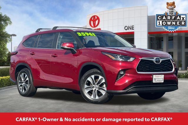 Used 2023 Toyota Highlander XLE FWD image 2