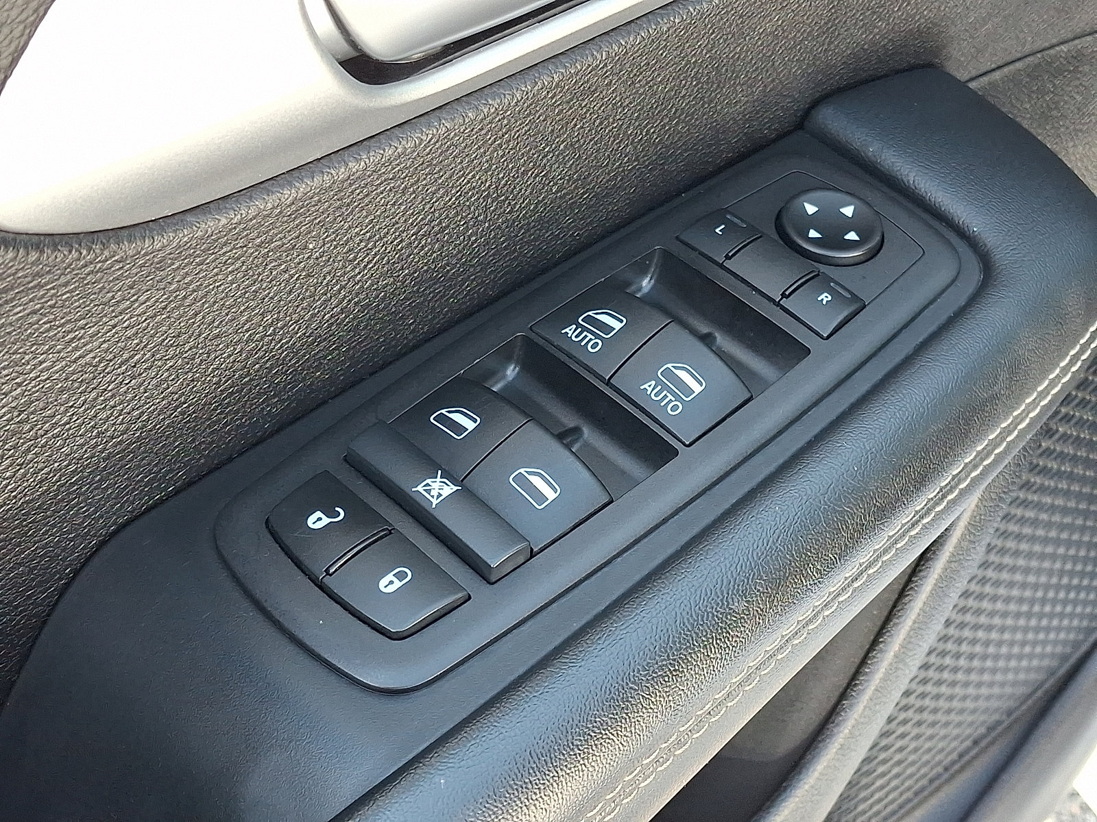 Used 2024 Chrysler Pacifica Limited FWD image 14