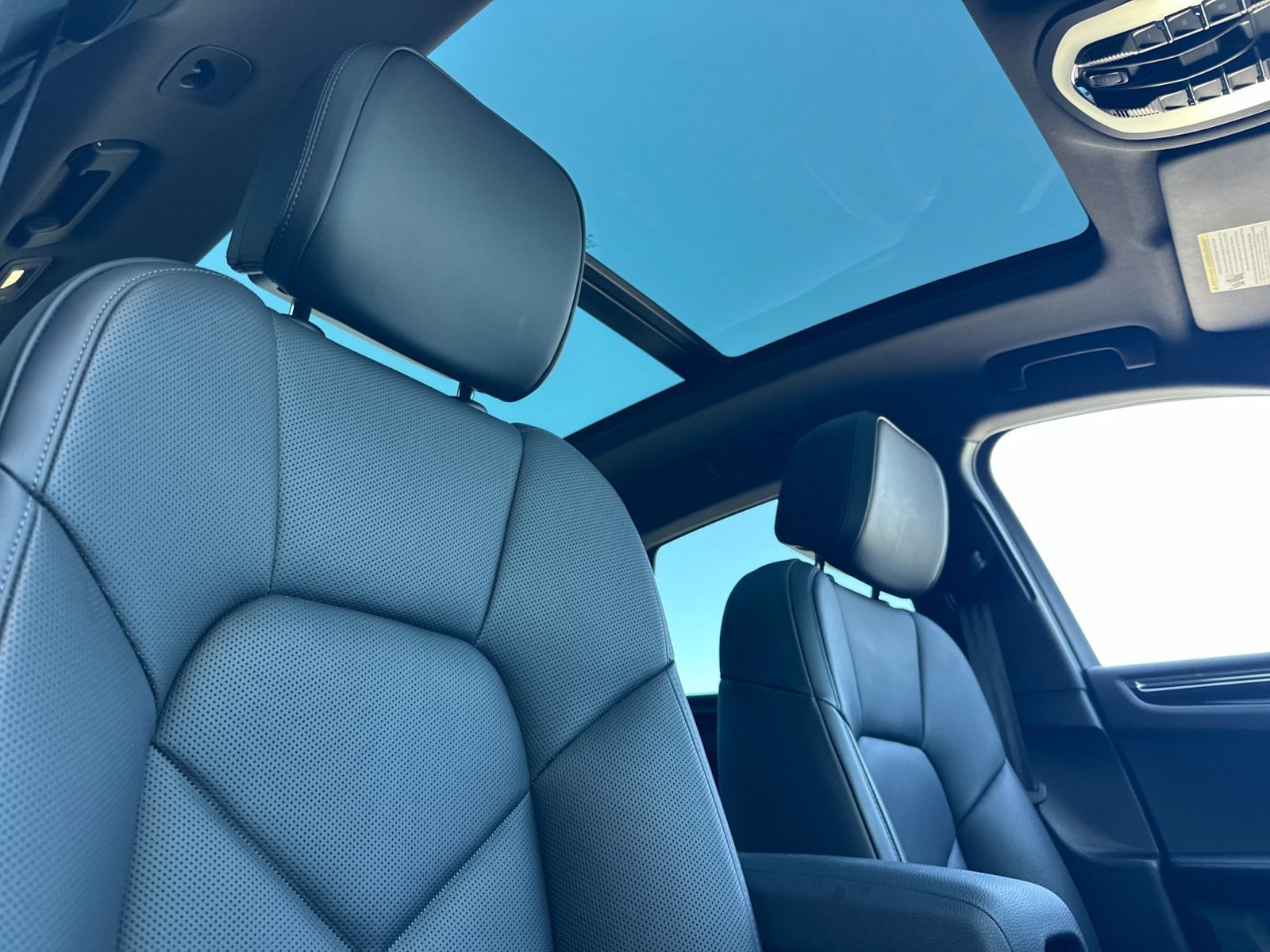 Certified 2026 Porsche Macan AWD/4WD image 27