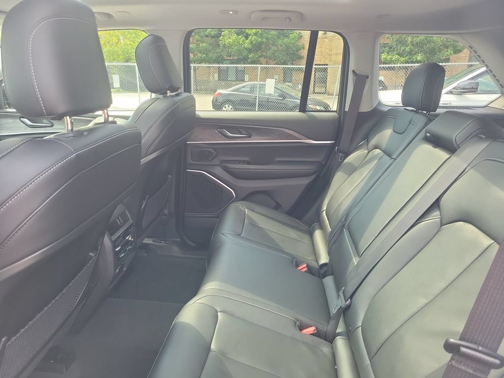 Certified 2022 Jeep Grand Cherokee Limited w/ Trailer Tow Prep Group (B) AWD/4WD image 9