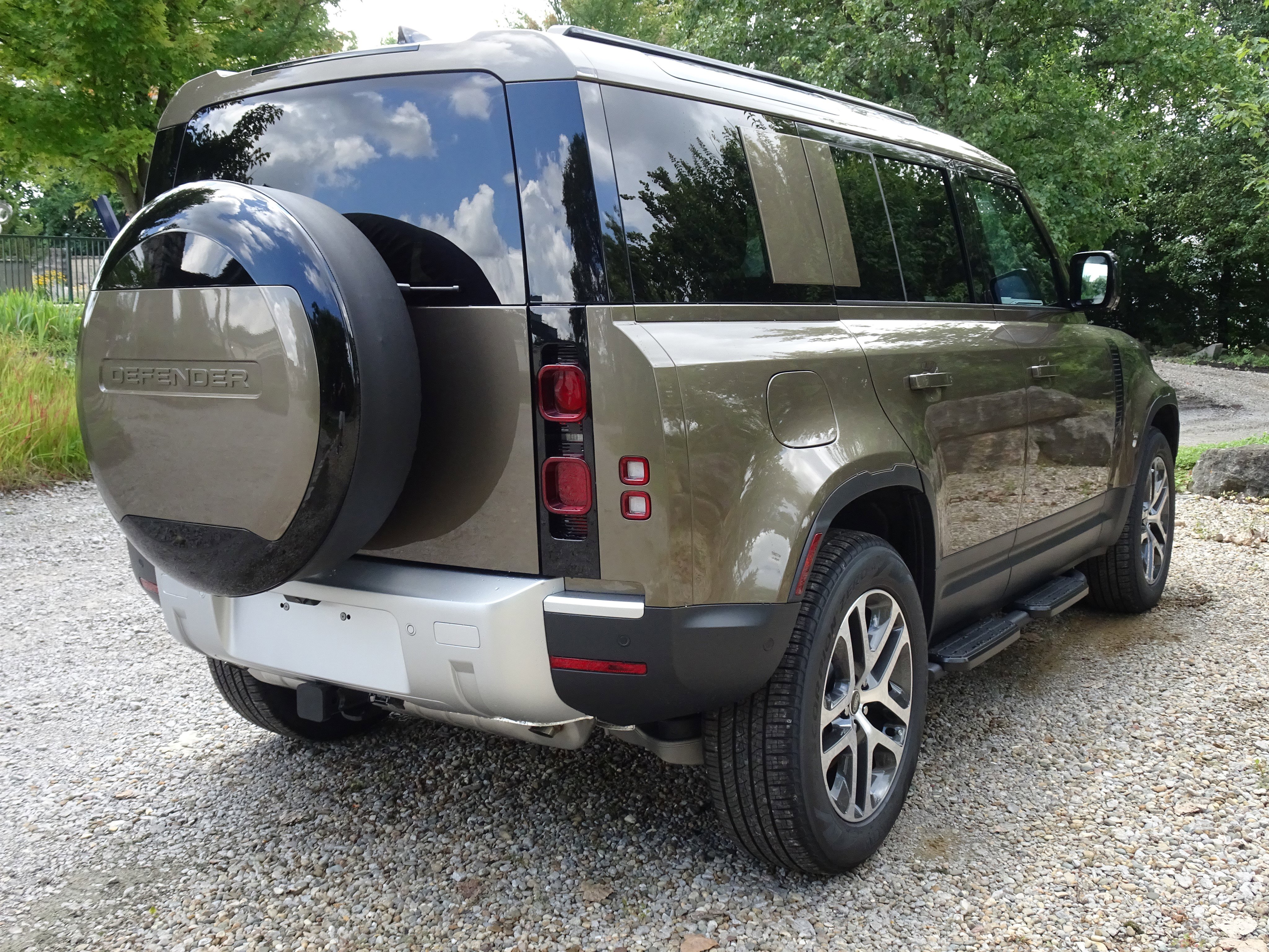 New 2025 Land Rover Defender 110 S image 12