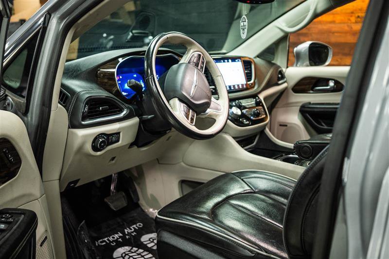 Used 2021 Chrysler Pacifica Limited w/ Uconnect Theater Family Group FWD image 8