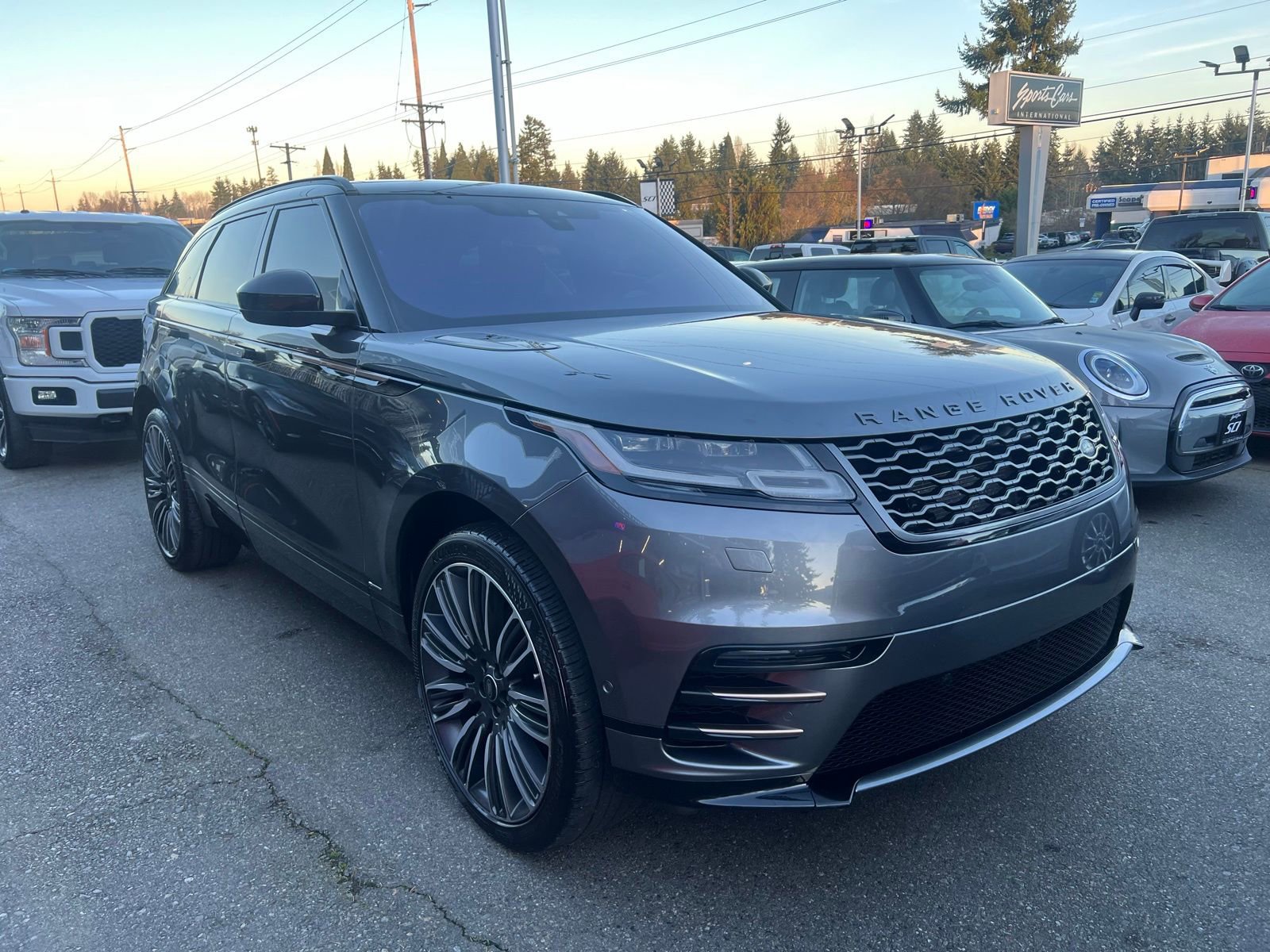 Used 2019 Land Rover Range Rover Velar R-Dynamic SE image 4