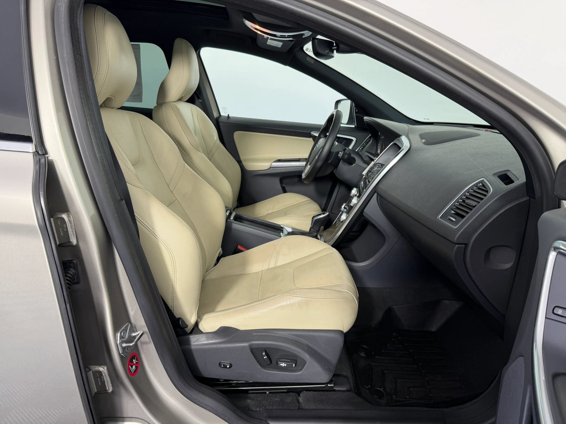 Used 2016 Volvo XC60 T6 Platinum FWD image 22
