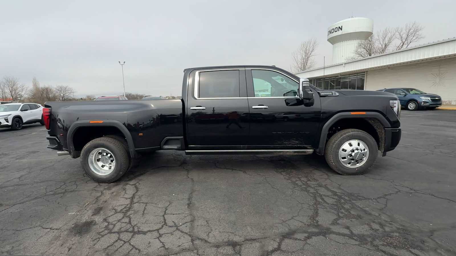 New 2026 GMC Sierra 3500 Denali Ultimate w/ LPO, Black Badging Package image 9