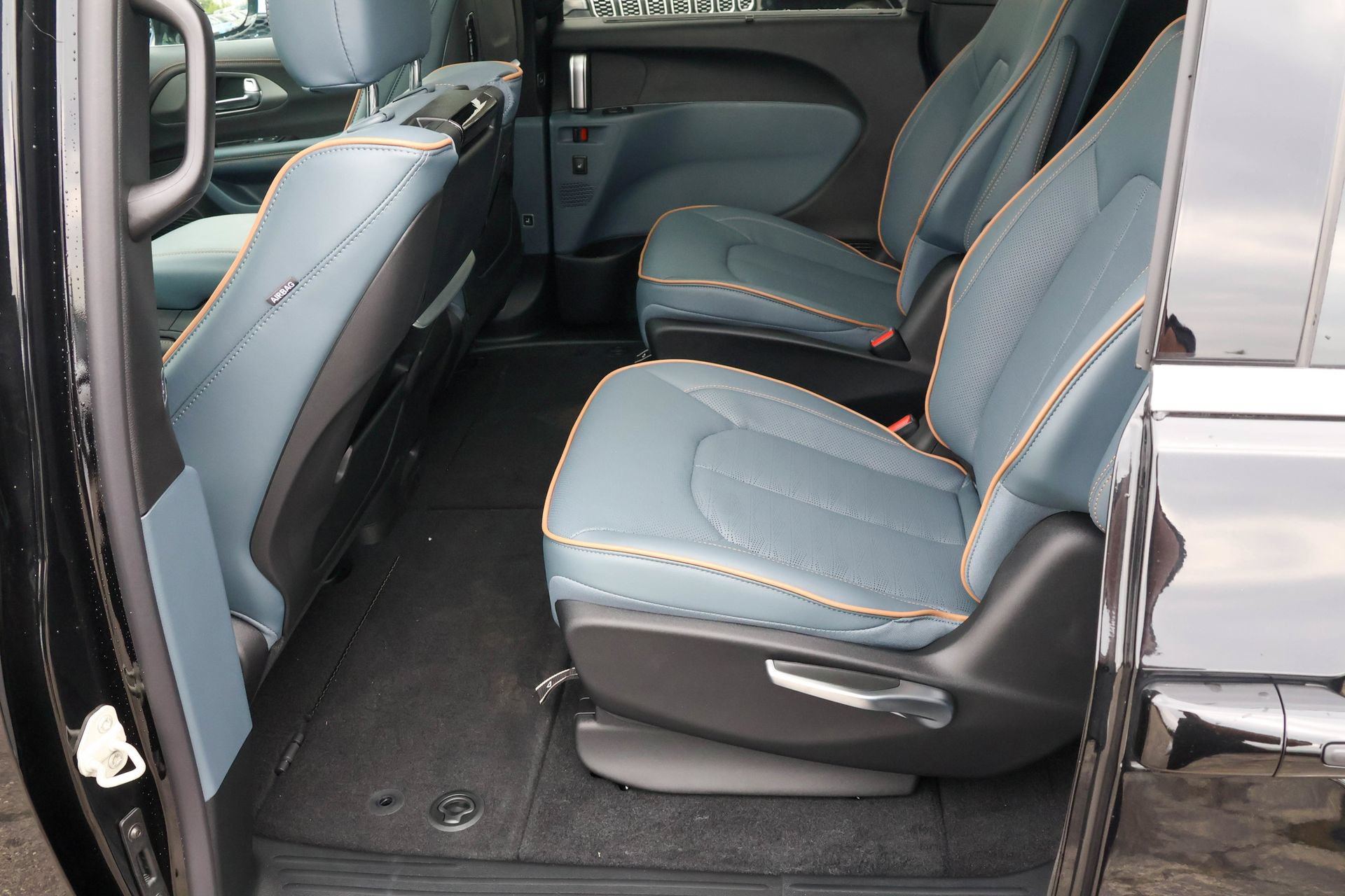 New 2027 Chrysler Pacifica Pinnacle w/ Theater Group AWD/4WD image 16