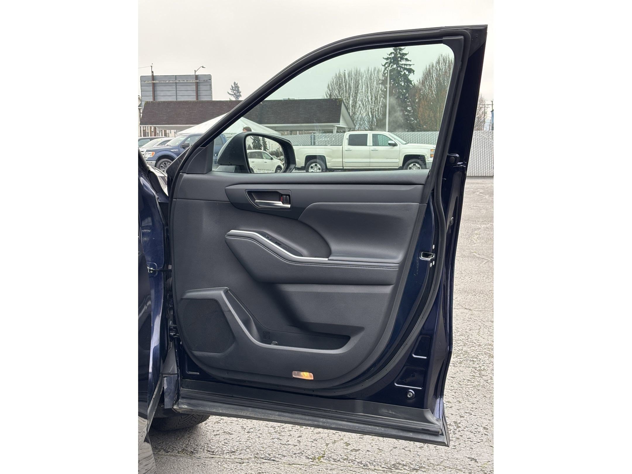 Used 2022 Toyota Highlander XLE image 12