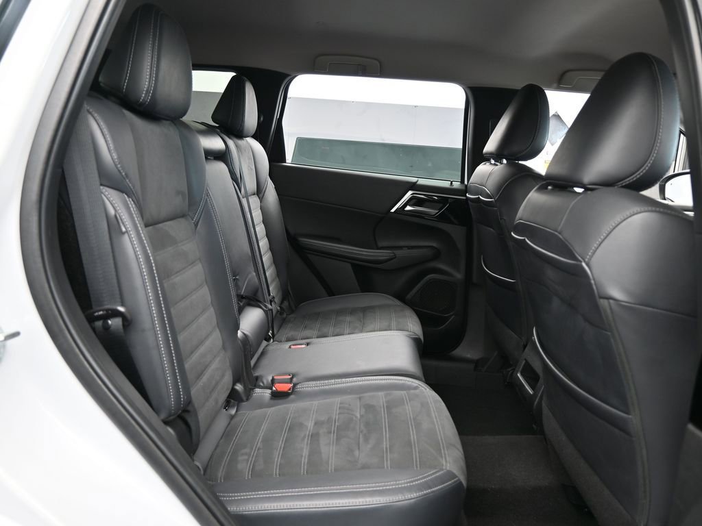 Used 2022 Mitsubishi Outlander SE image 42