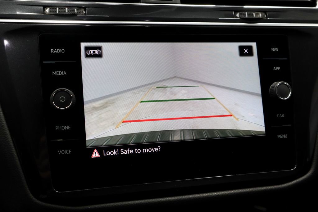 Used 2022 Volkswagen Tiguan SEL R-Line image 2