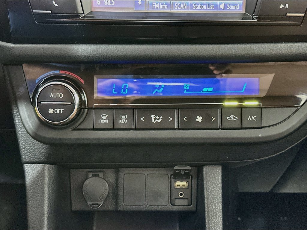 Used 2015 Toyota Corolla LE FWD image 18