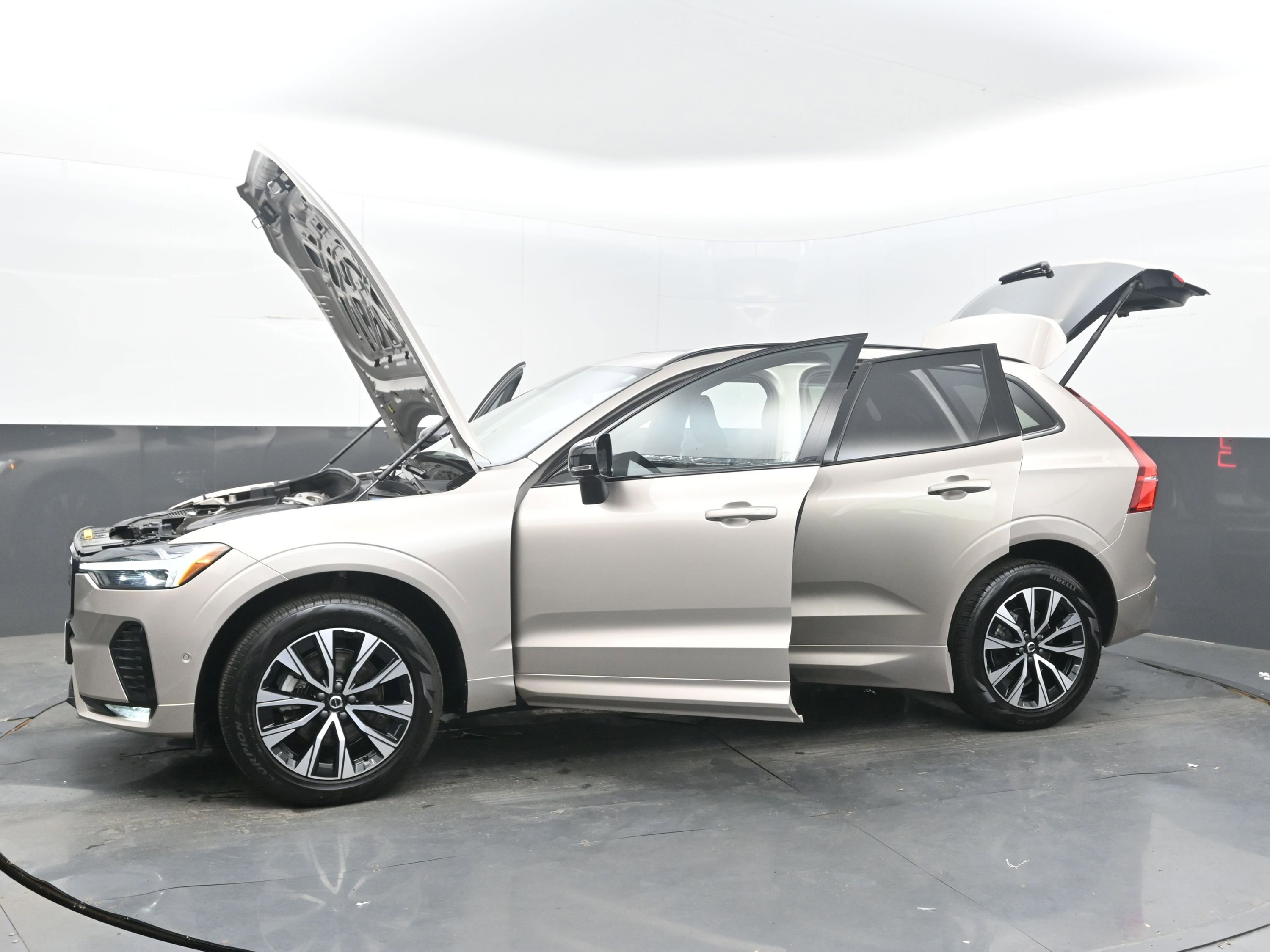Used 2025 Volvo XC60 B5 Plus AWD/4WD image 42