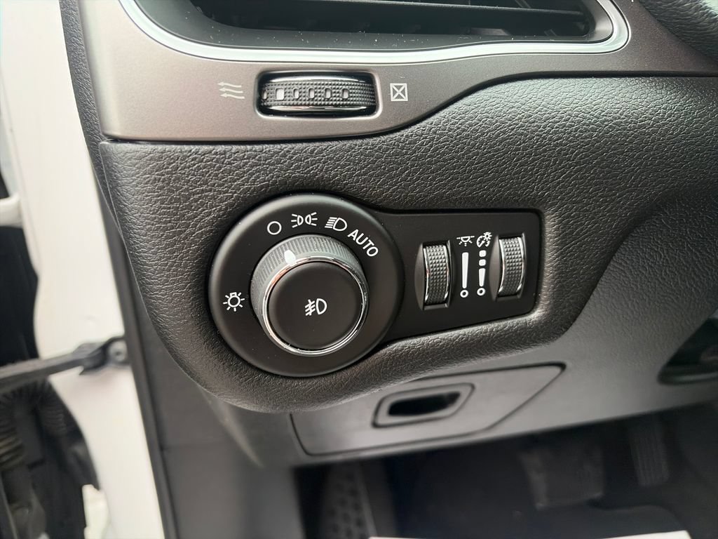 Used 2019 Jeep Cherokee Latitude Plus AWD/4WD image 31