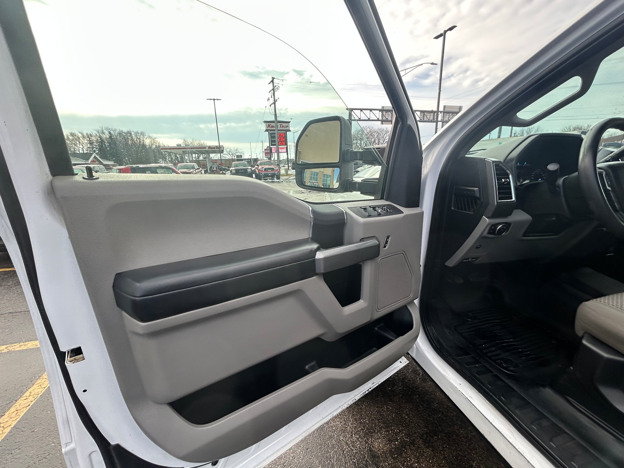 Used 2017 Ford F250 XLT w/ FX4 Off-Road Package AWD/4WD image 8
