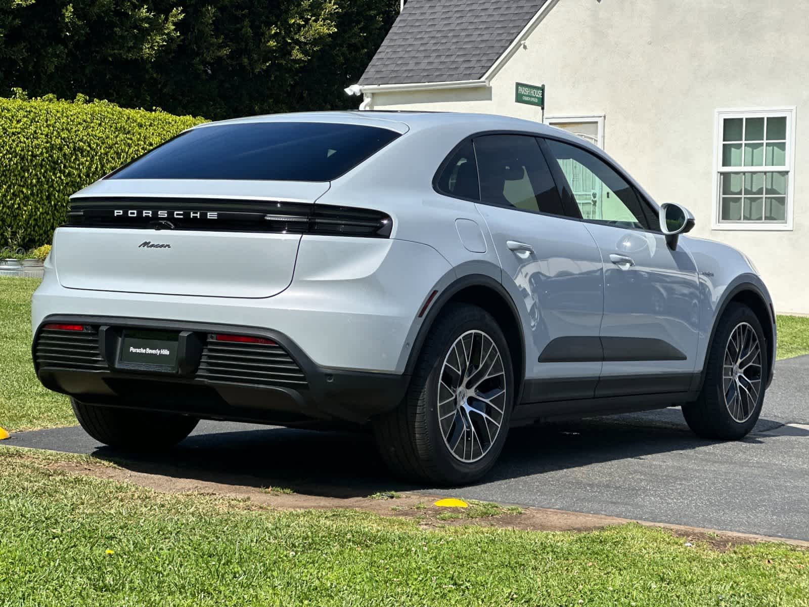 New 2026 Porsche Macan Electric RWD image 8
