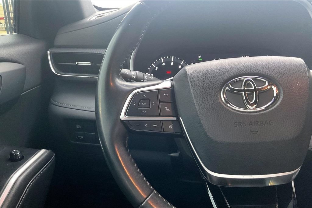 Used 2021 Toyota Highlander XSE FWD image 16