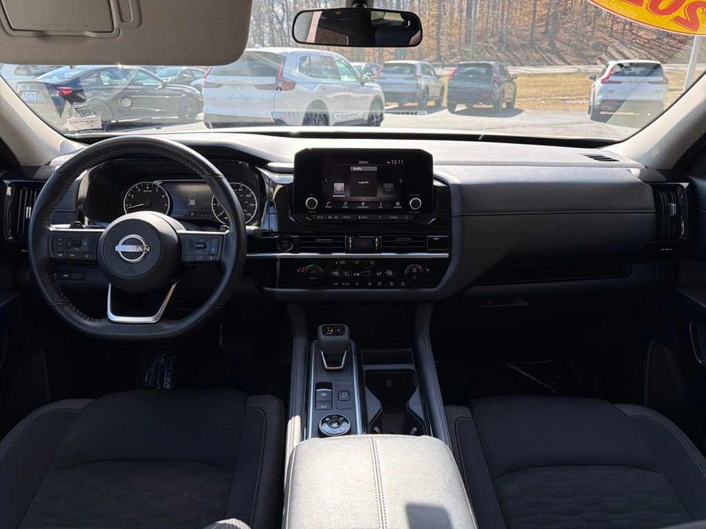 Used 2025 Nissan Pathfinder SV image 15