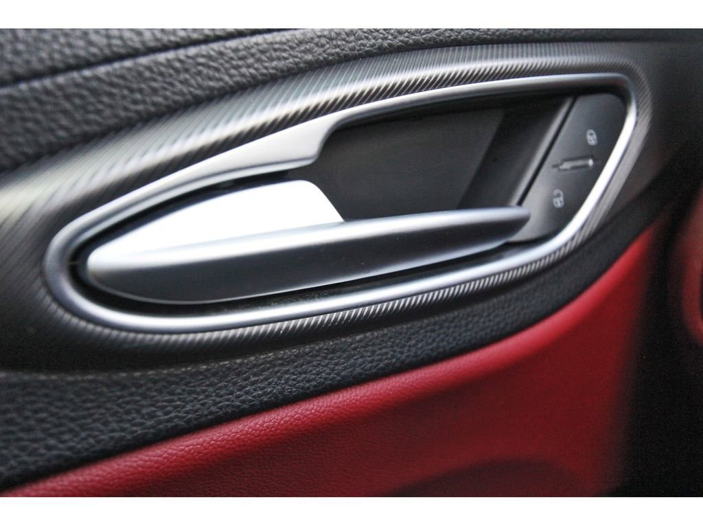 Used 2019 Alfa Romeo Giulia image 16