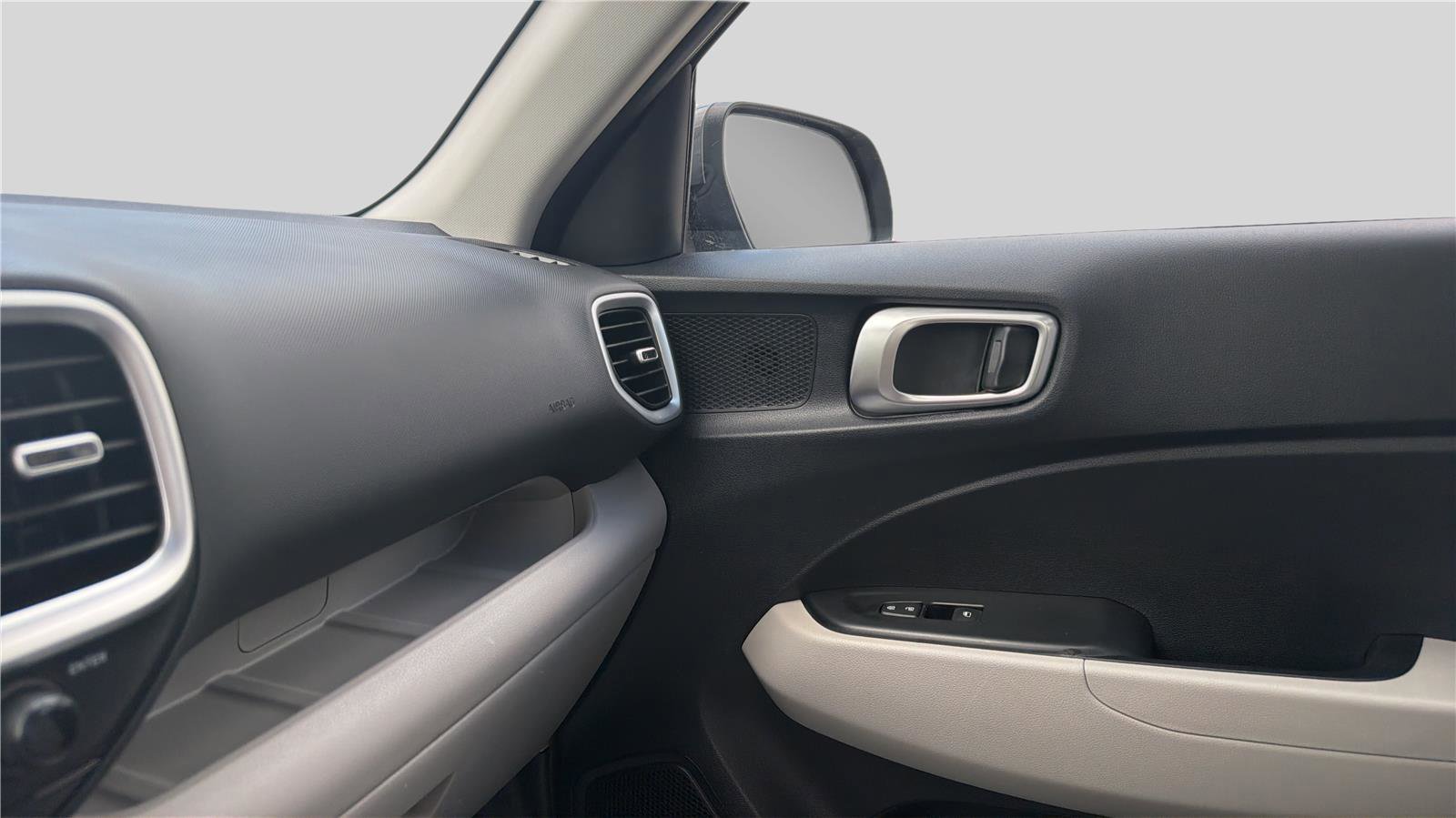 Used 2025 Hyundai Venue SEL FWD image 11