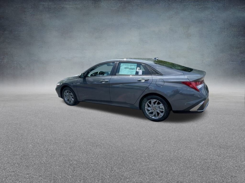 Used 2025 Hyundai Elantra Blue image 16