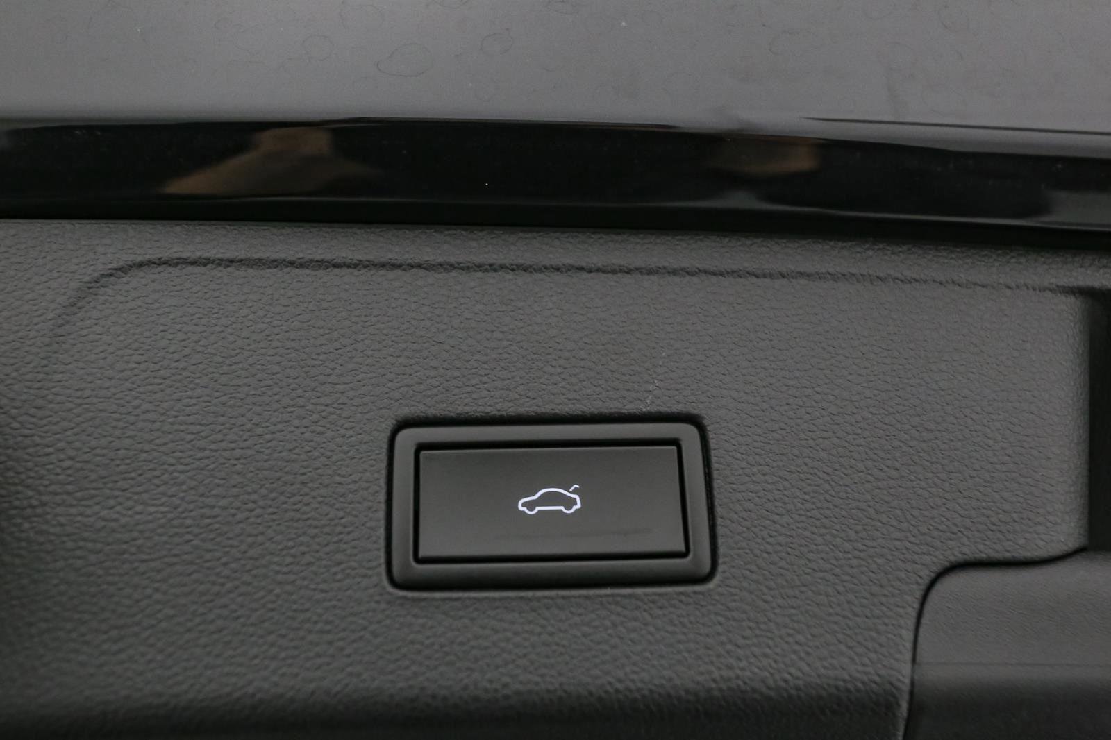 Certified 2020 Volkswagen Atlas Cross Sport SEL image 15