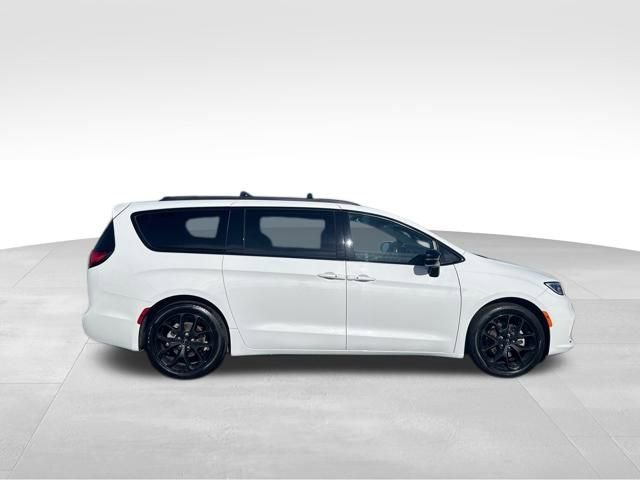 Used 2025 Chrysler Pacifica Limited image 7