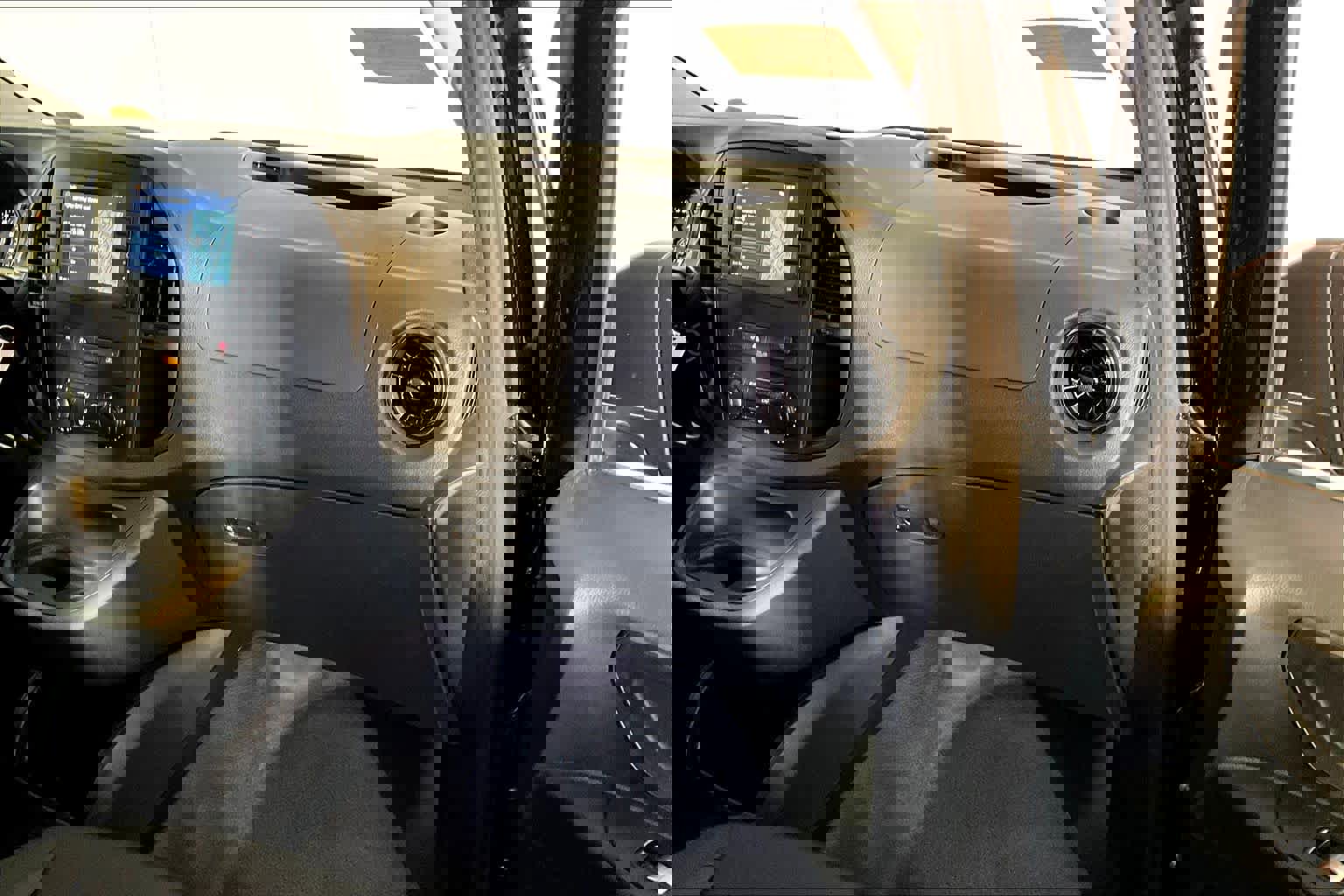 Used 2023 Mercedes-Benz Metris Passenger image 19