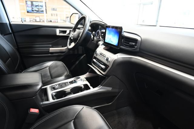 Used 2022 Ford Explorer XLT w/ Equipment Group 202A AWD/4WD image 14