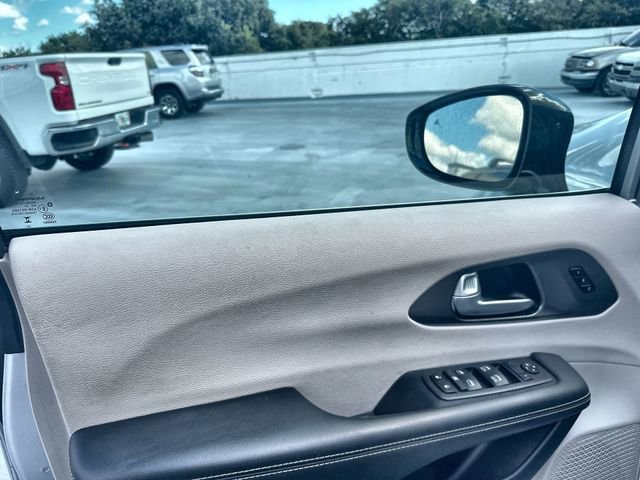 Used 2024 Chrysler Pacifica Touring-L image 15