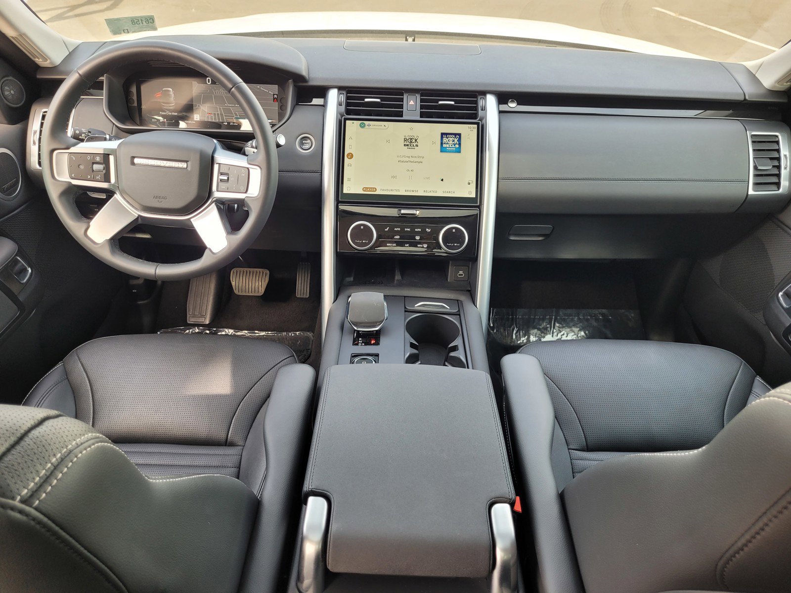 Used 2024 Land Rover Discovery S image 15