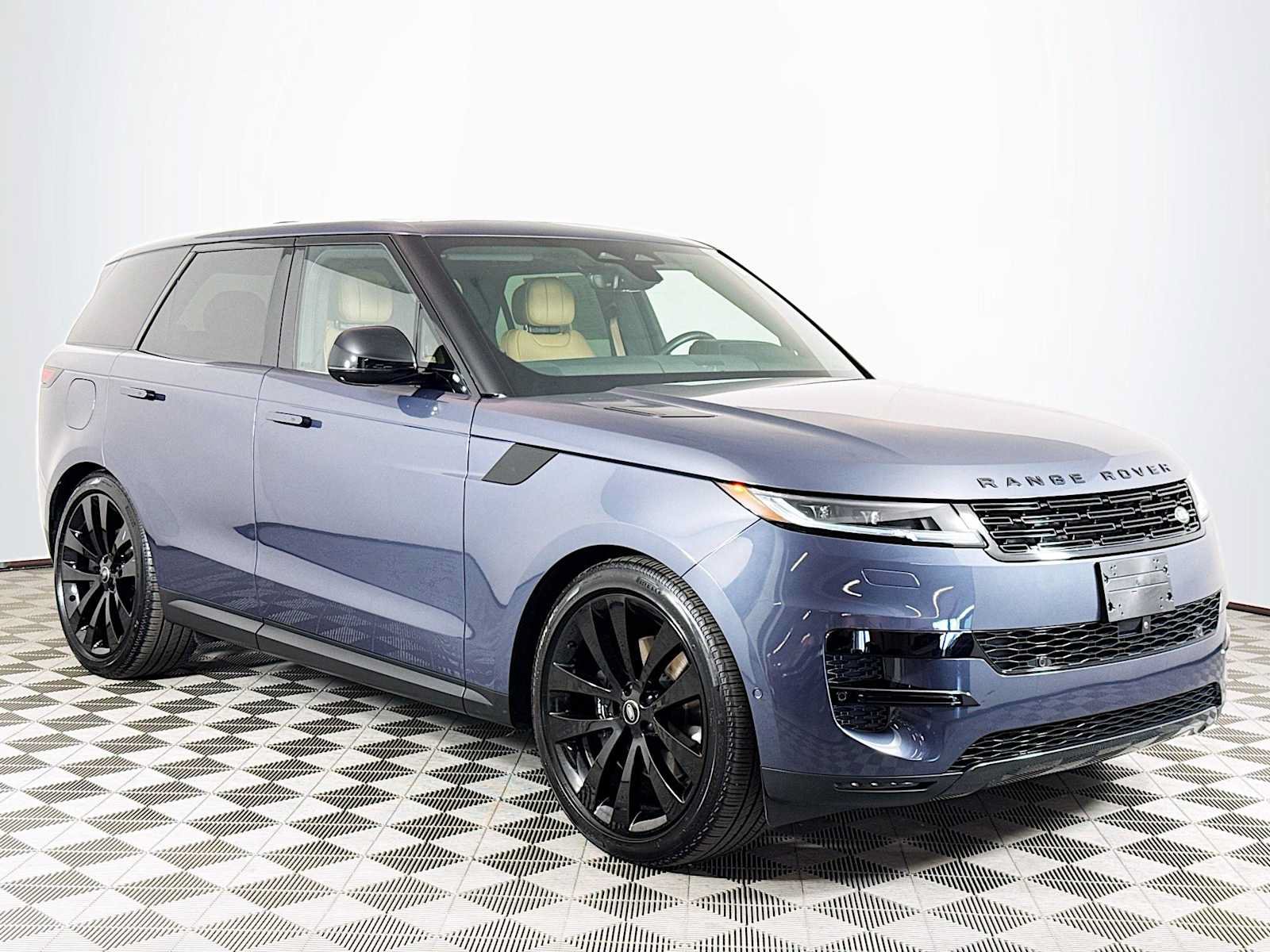 Used 2025 Land Rover Range Rover Sport SE AWD/4WD image 3