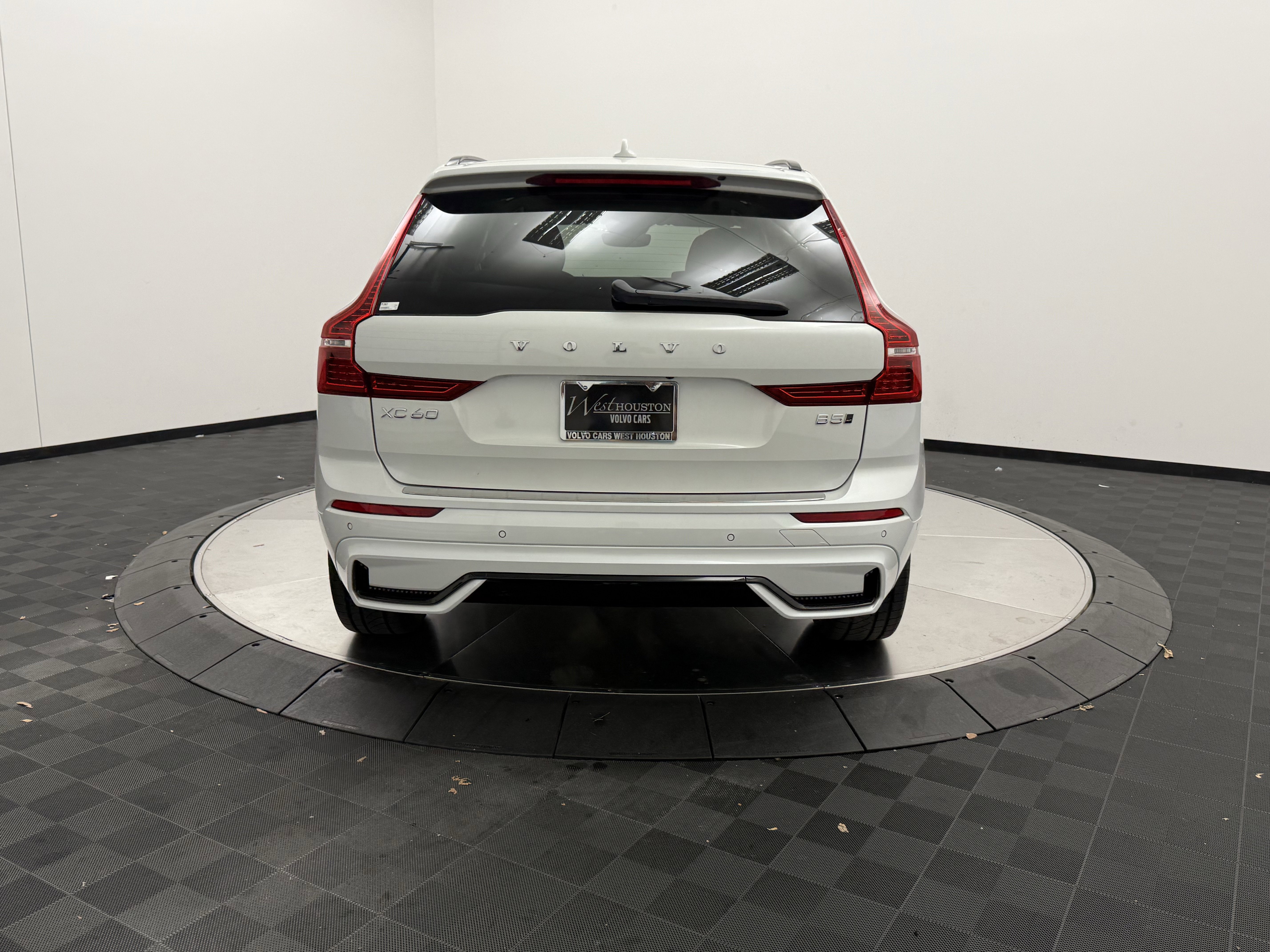 Certified 2023 Volvo XC60 B5 Plus w/ Climate Package image 6