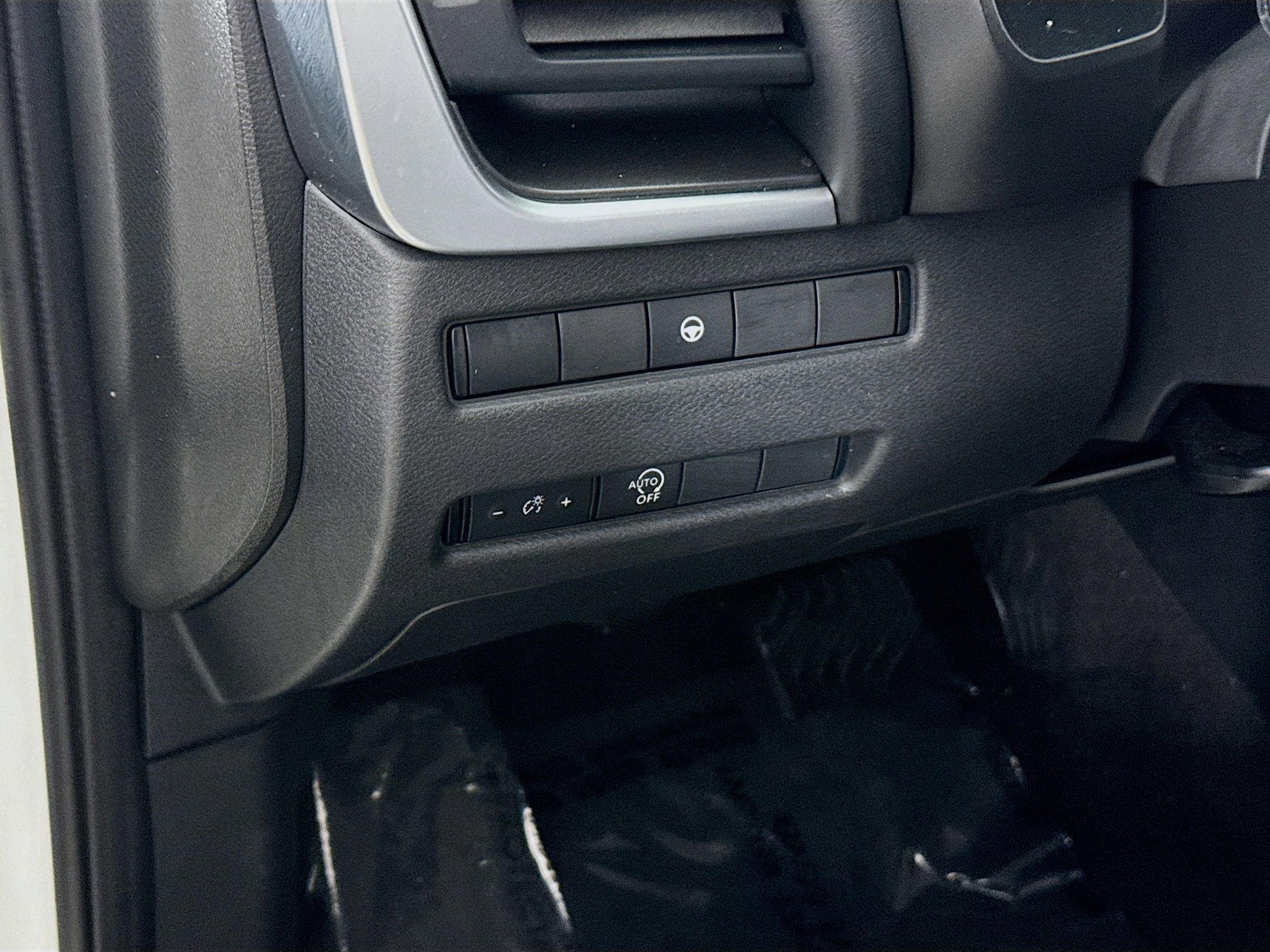 Used 2023 Nissan Rogue SV image 11