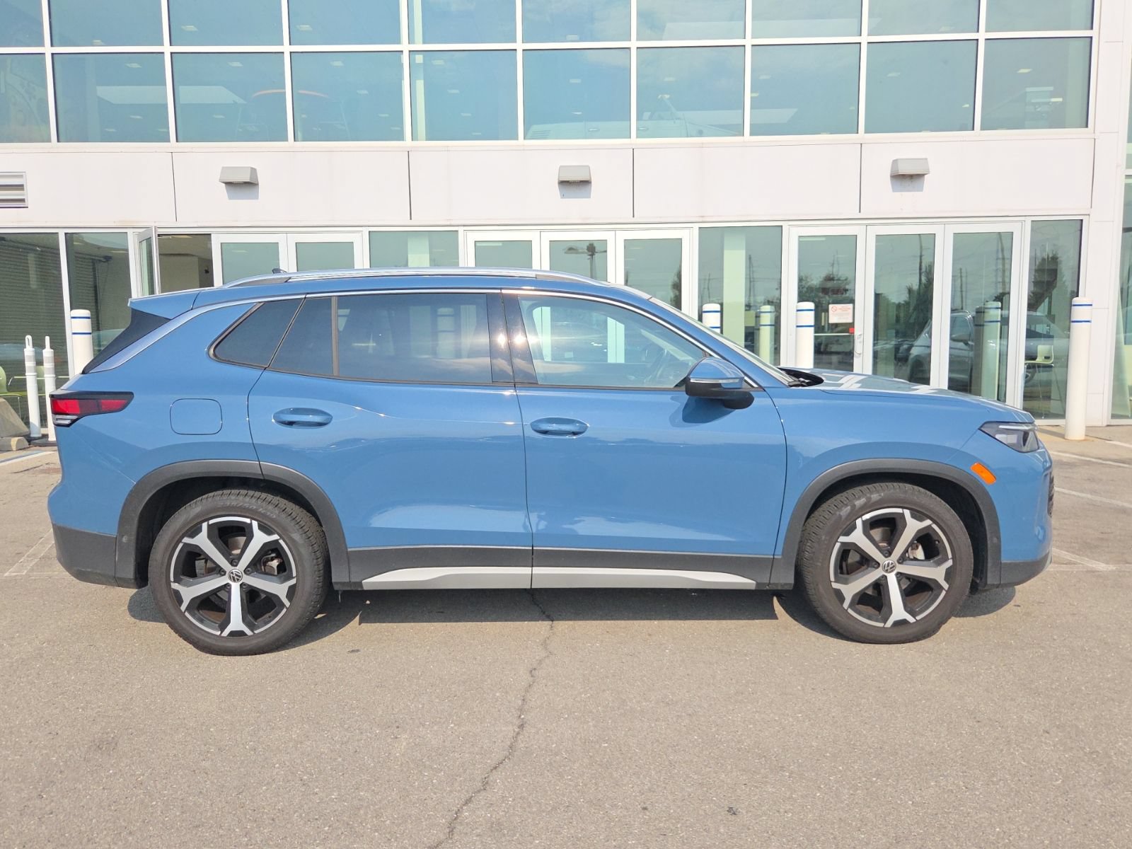 Certified 2026 Volkswagen Tiguan SE w/ Panoramic Sunroof Package FWD image 2