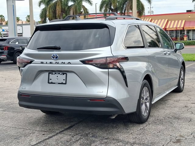 Used 2025 Toyota Sienna XLE w/ XLE Plus Package FWD image 4