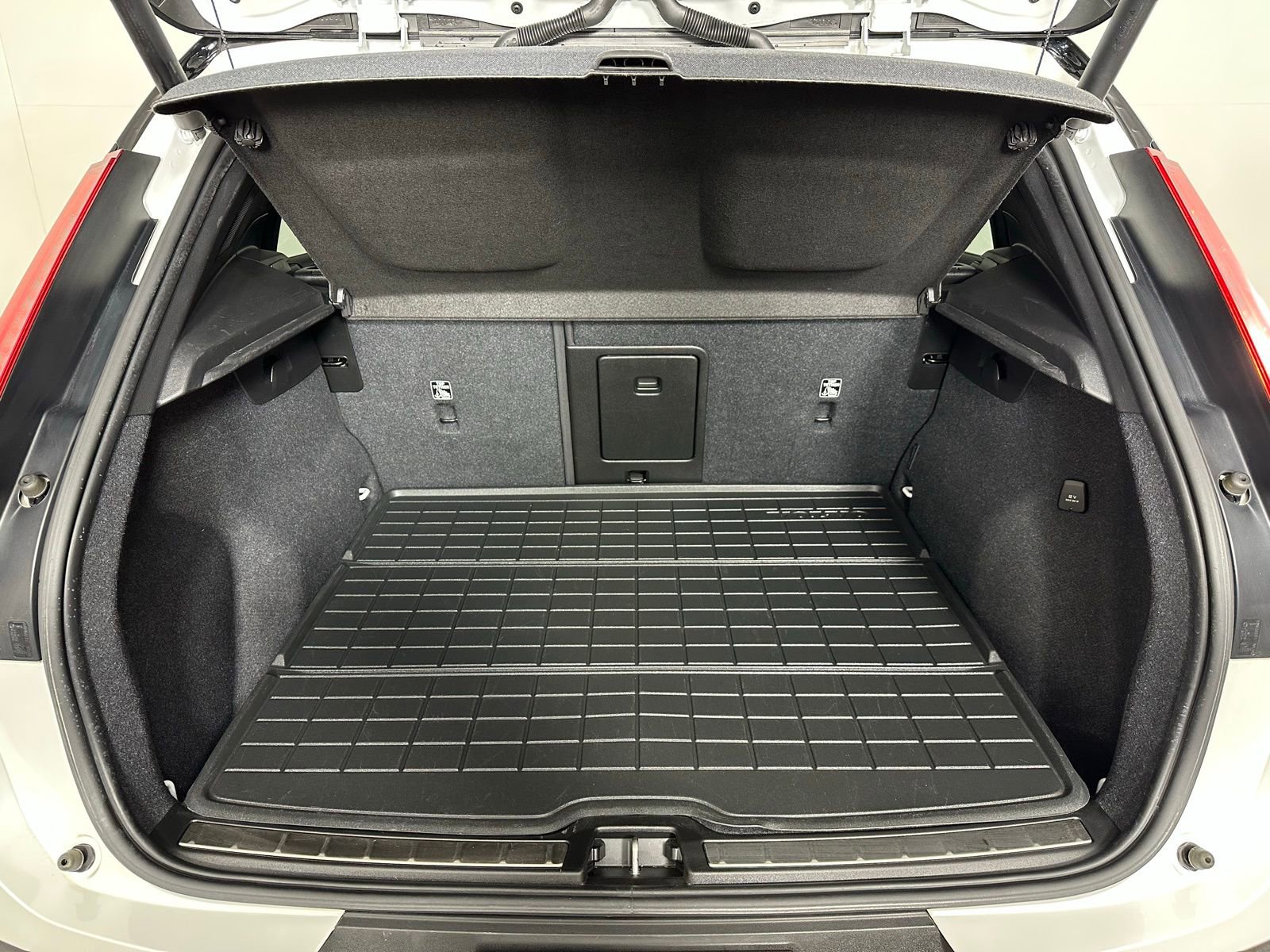 Used 2019 Volvo XC40 T5 R-Design image 29