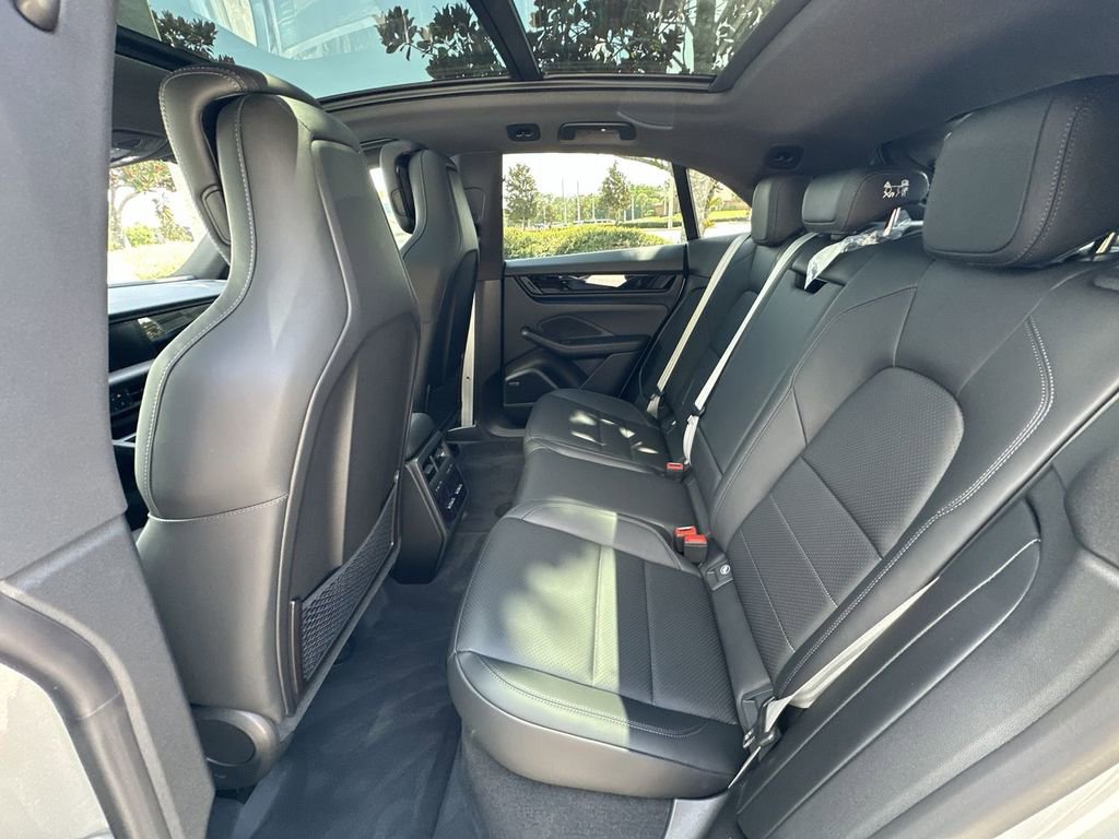 Certified 2025 Porsche Macan Electric image 27