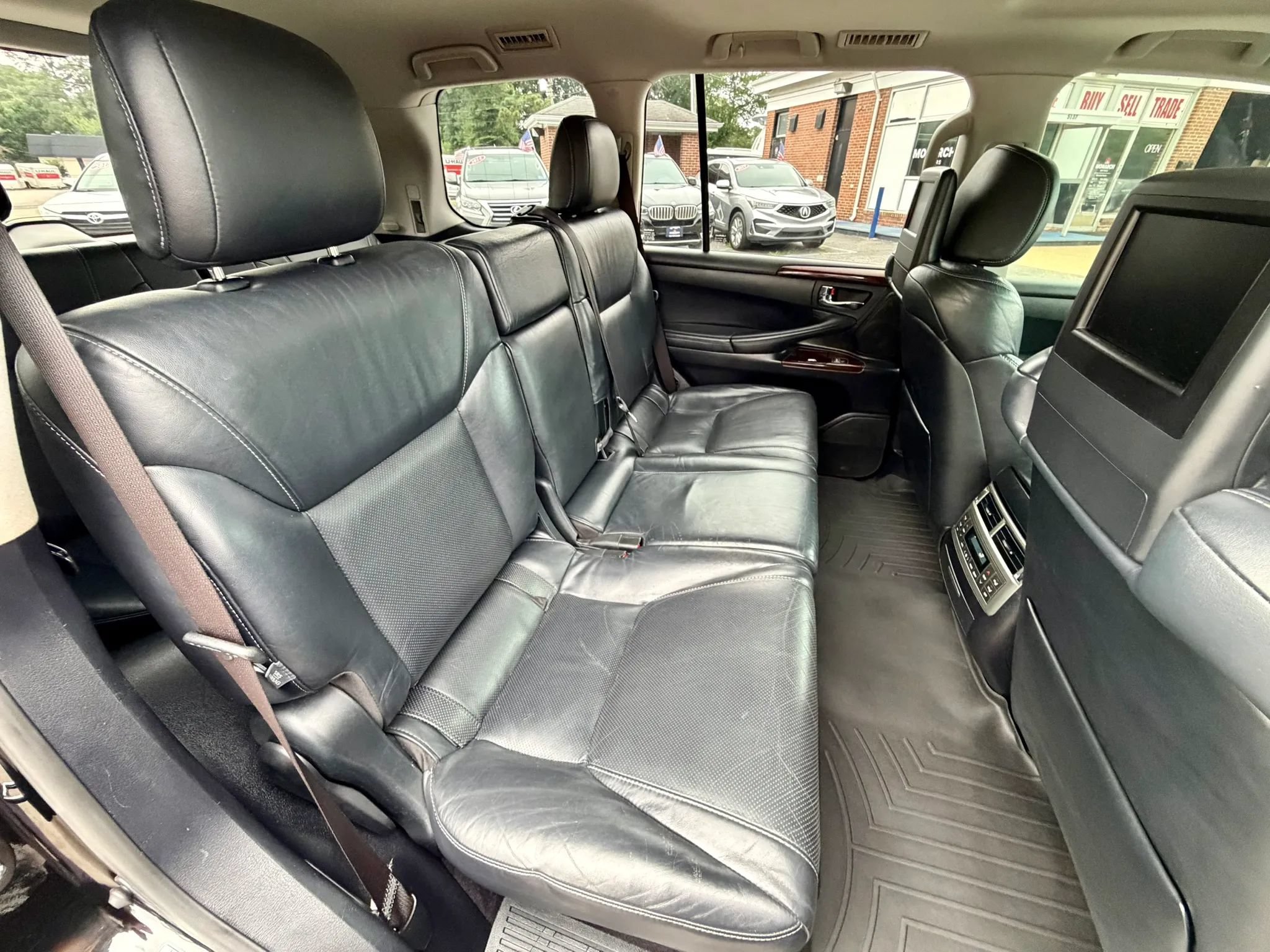 Used 2013 Lexus LX 570 4WD w/ Luxury Pkg image 11
