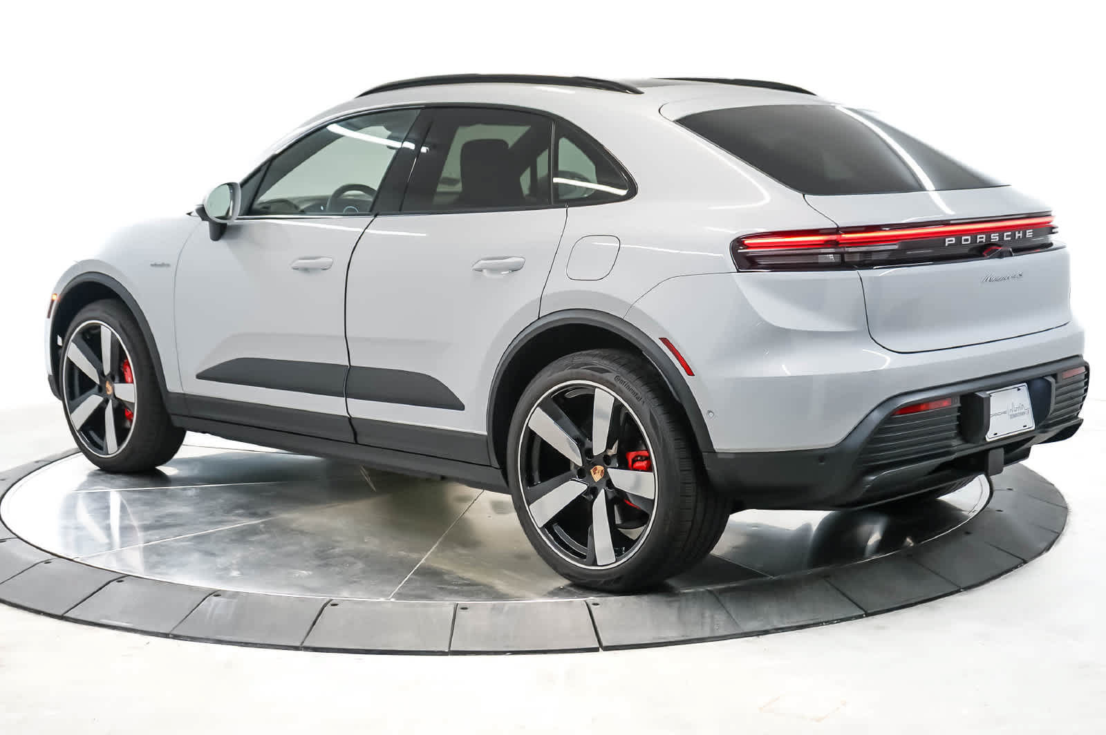 Certified 2025 Porsche Macan 4S Electric AWD/4WD image 3