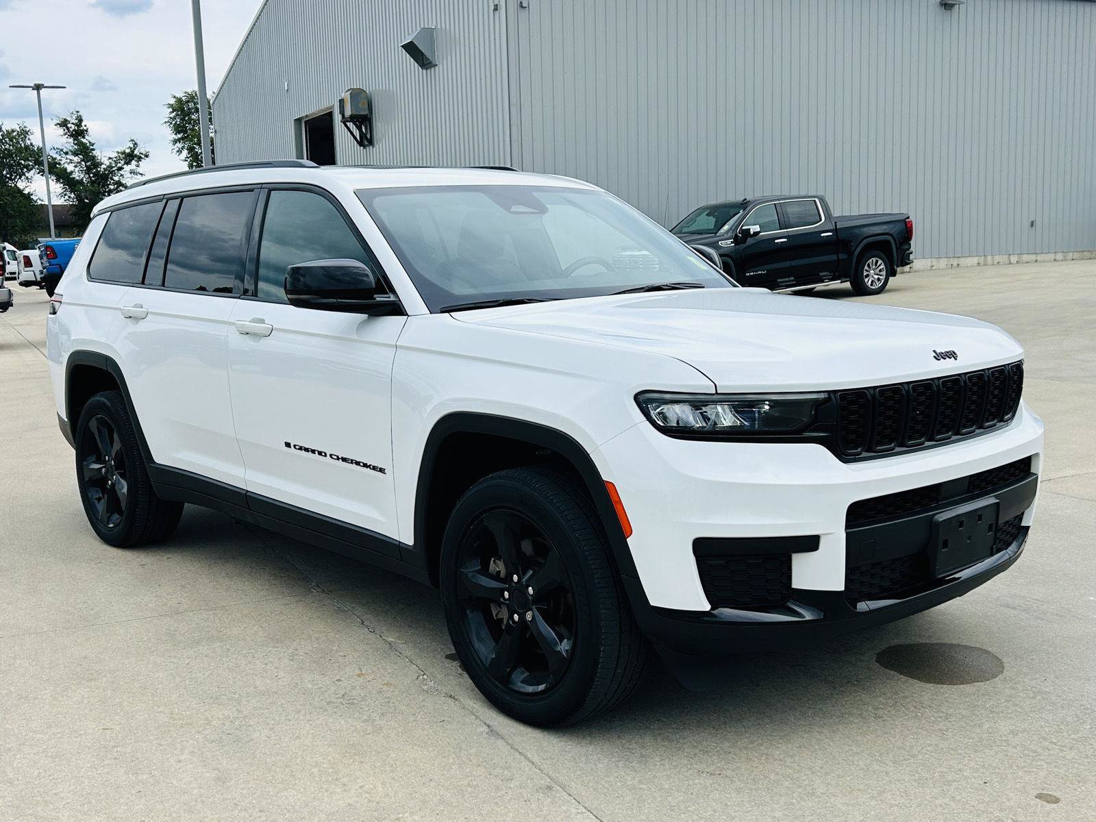 Used 2023 Jeep Grand Cherokee L Laredo AWD/4WD image 2