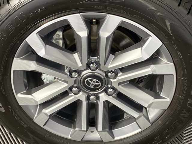 Used 2025 Toyota 4Runner Limited AWD/4WD image 31