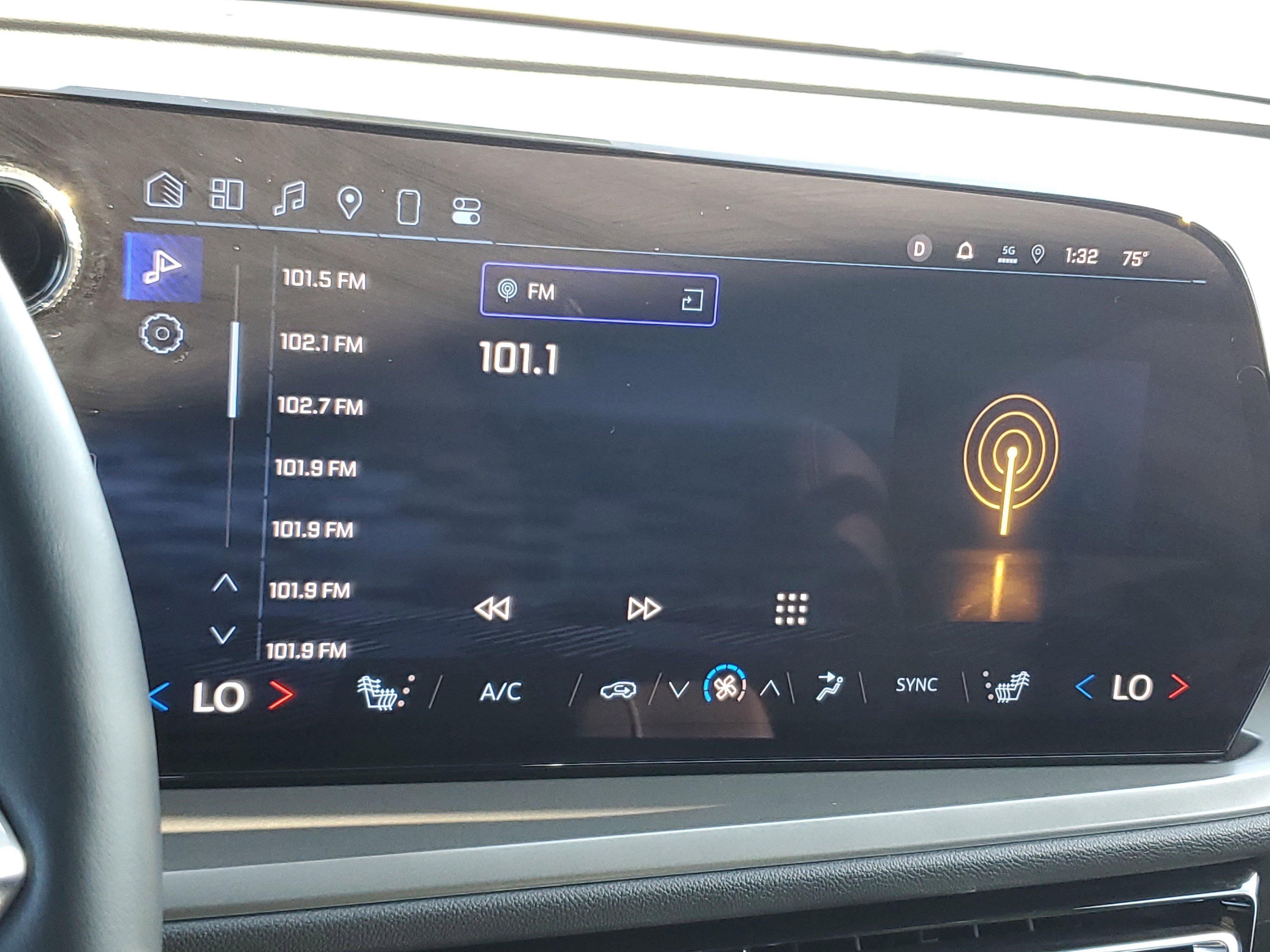 Used 2025 Chevrolet Traverse LT image 25