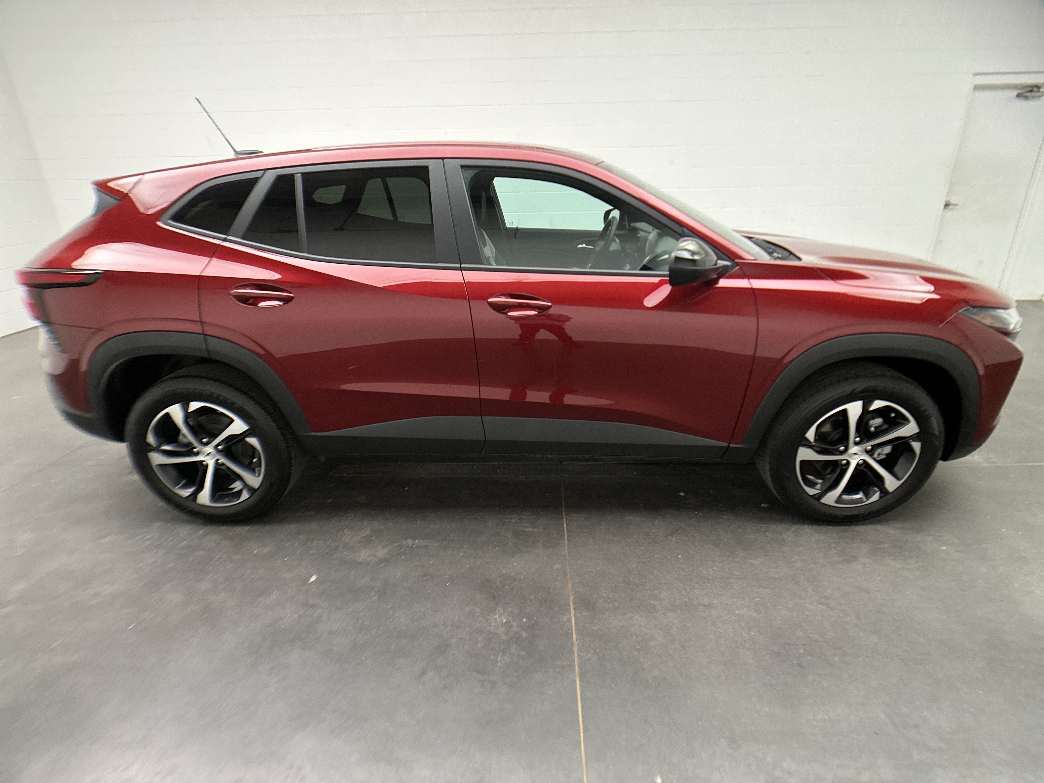 Used 2025 Chevrolet Trax RS FWD image 9
