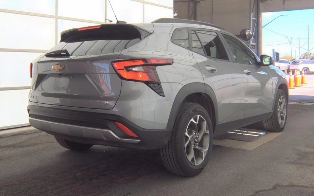 Used 2025 Chevrolet Trax LT w/ LT Convenience Package FWD image 5