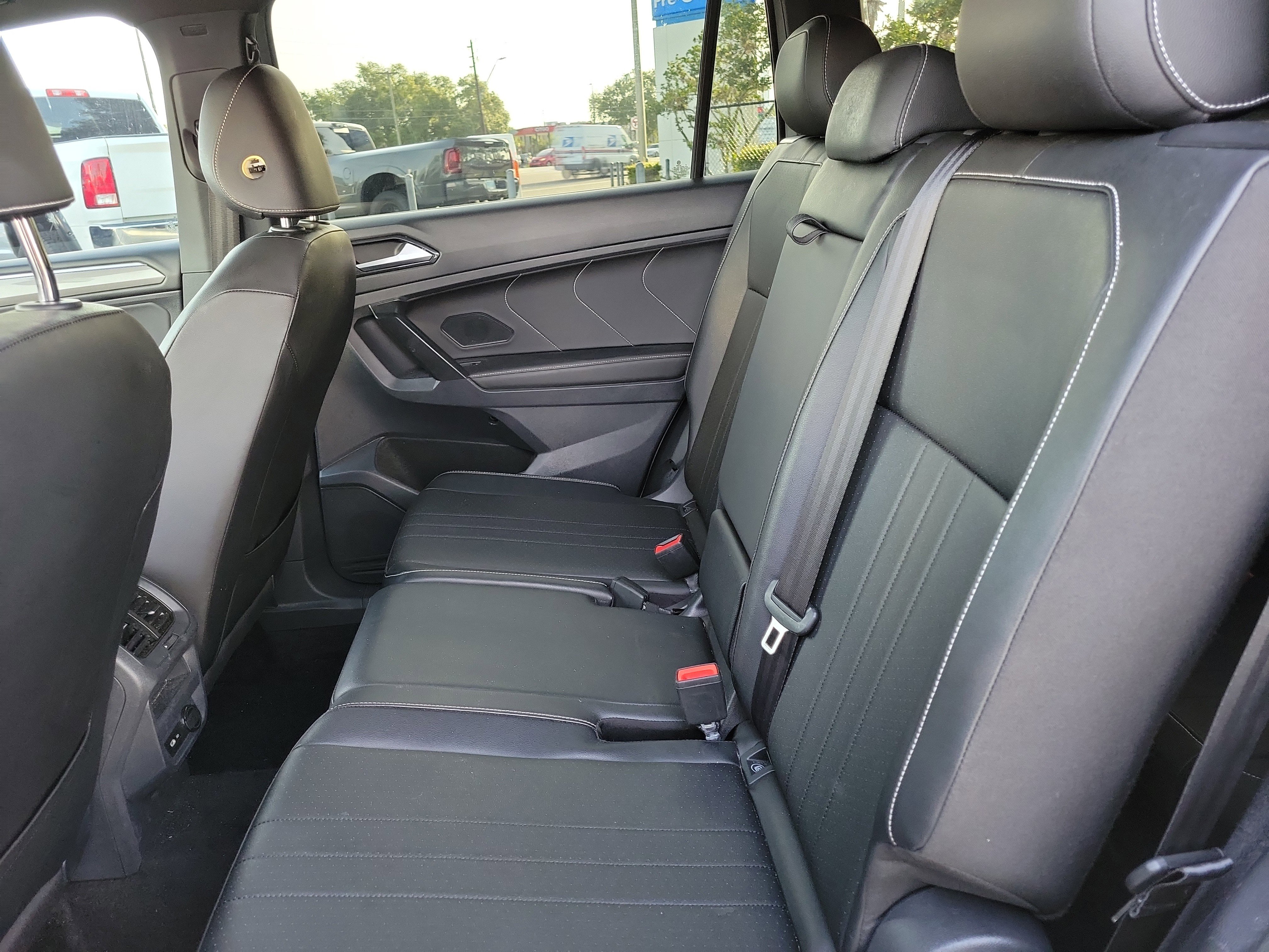 Used 2022 Volkswagen Tiguan SE R-Line FWD image 9